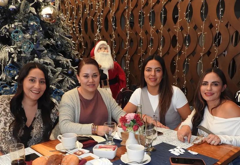 Karina León, Yazmín Rivera, María José Constantino y Paola Montesinos posan juntas durante un recorrido por los mejores lugares de la ciudad de Oaxaca.
