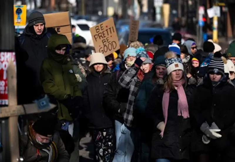 Un grupo de manifestantes se congrega en una calle de Mineápolis, Estados Unidos, durante una protesta ciudadana.