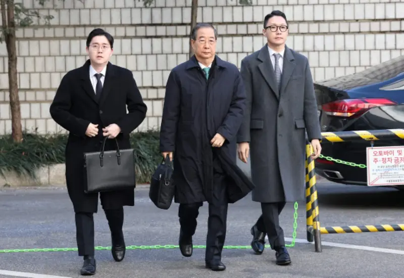 El exprimer ministro surcoreano, Han Duck-soo, en el centro de la imagen, quien fue sentenciado a 23 años de prisión.