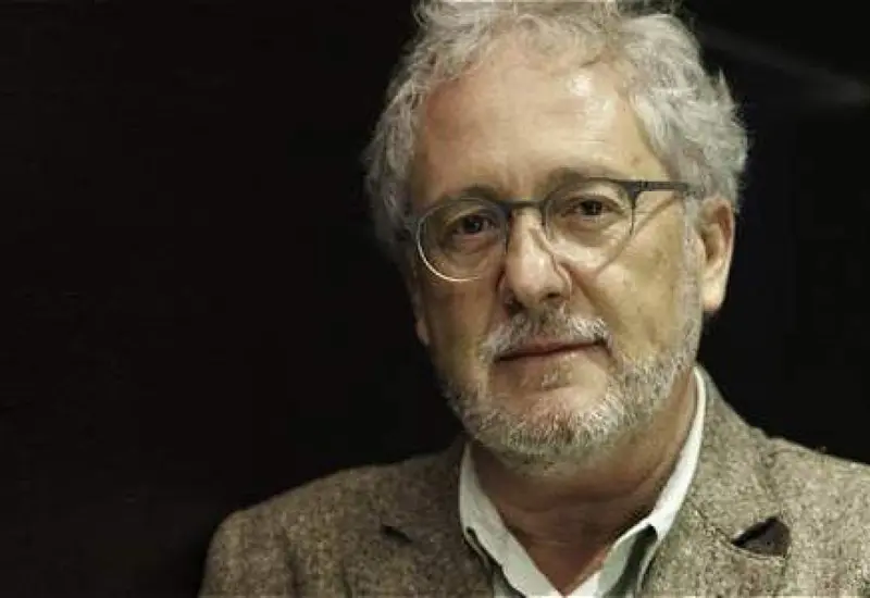 El escritor colombiano Héctor Abad Faciolince, autor del entrañable libro de memorias 'El olvido que seremos', en un retrato fotográfico.