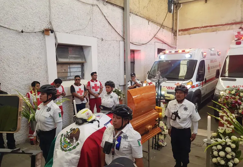 El cortejo fúnebre avanza durante el homenaje póstumo rendido a un comandante de la Cruz Roja, en un acto solemne y respetuoso.