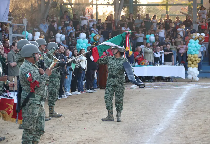 Ceremonia cívica realizando los honores al Lábaro Patrio durante la inauguración de la LMA, como parte del tributo a 'Buru'.