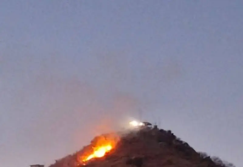Un incendio de pastizales consume la vegetación seca en la región del Istmo, con llamas intensificadas por las fuertes rachas de viento.