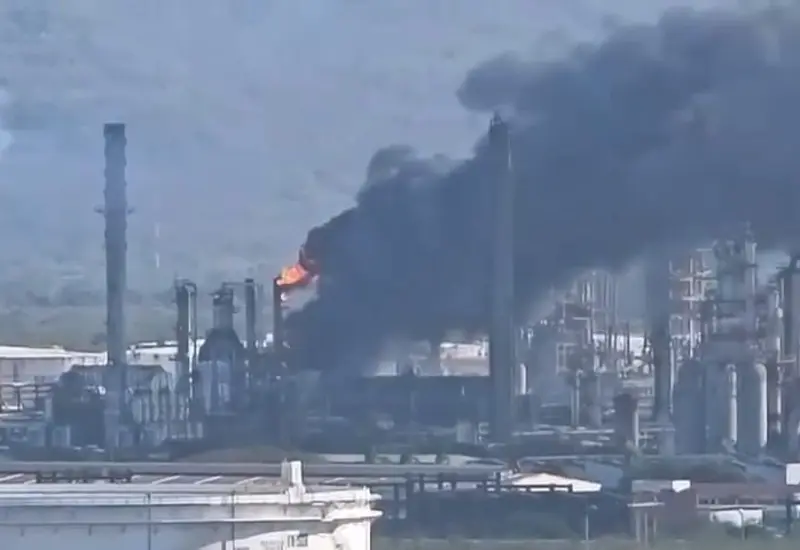 El incendio ocurrido en la planta Hidros 1 de la refinería de Petróleos Mexicanos (Pemex) en Salina Cruz, Oaxaca, tras un flamazo.