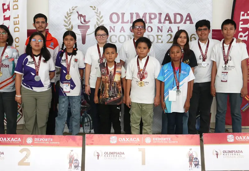 Los 12 integrantes de la selección de ajedrez de Oaxaca posan juntos para una foto durante la ceremonia de premiación del torneo.