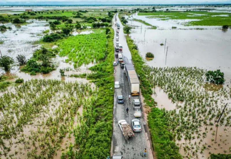 Imagen de las devastadoras inundaciones en el sur de Mozambique, donde las fuertes lluvias han provocado el desplazamiento de miles de personas.