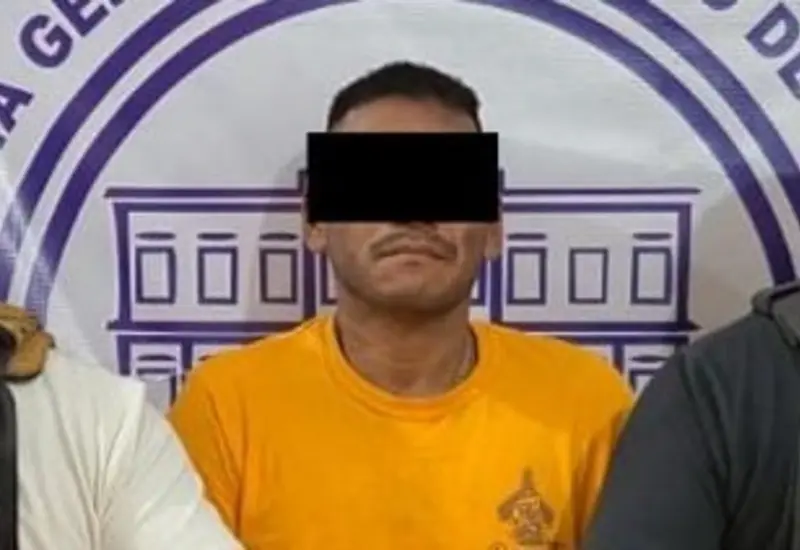 Iván Adrián G.L. es fotografiado después de ser detenido por las autoridades, acusado del delito de tentativa de feminicidio en contra de su esposa.