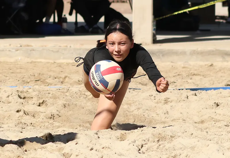 La jugadora de voleibol de playa Ivanna Ruiz García, originaria de Valles, compitiendo durante la Olimpiada Estatal en la disciplina deportiva.