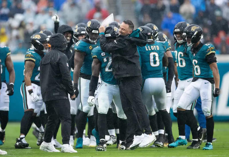 Los Jaguares de Jacksonville celebran su victoria y campeonato divisional tras aplastar 41-7 a los Titanes de Tennessee en la Semana 18 de la NFL.
