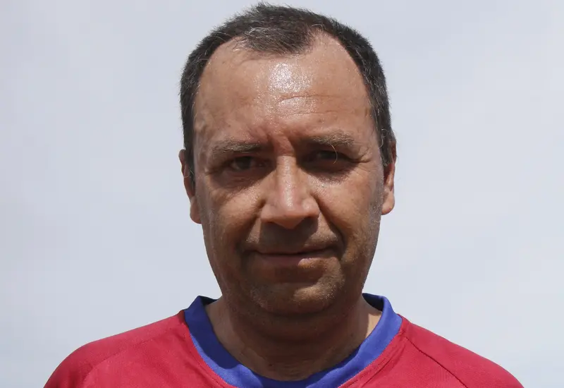 Jaime Fernández Mirón, descrito como un enamorado del fútbol, en una fotografía que captura su vida dedicada a los balones y los sueños.