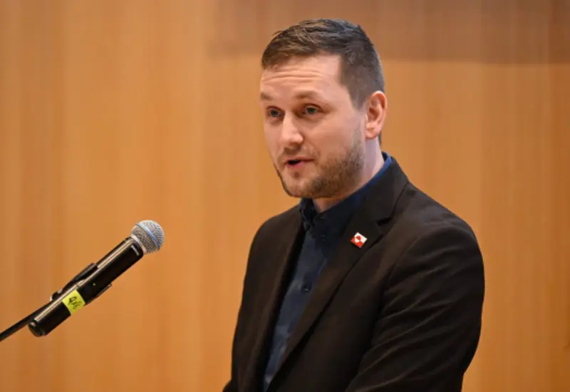 Retrato de Jens-Frederik Nielsen, el Primer Ministro de Groenlandia, en el contexto de la noticia sobre el preacuerdo entre Estados Unidos y la OTAN.