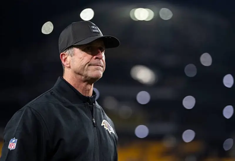 John Harbaugh, quien fue despedido como entrenador en jefe de los Cuervos de Baltimore, en una fotografía de archivo del equipo.