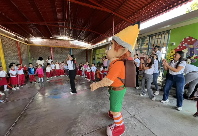 El personaje 'Betín Sabetín' participa en una jornada educativa para promover hábitos de alimentación saludable entre los niños y niñas asistentes.