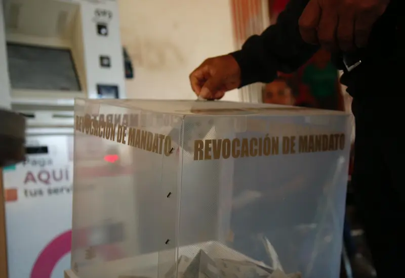 Una casilla electoral en Oaxaca al concluir la jornada electoral, la cual se caracterizó por una histórica baja afluencia de votantes.