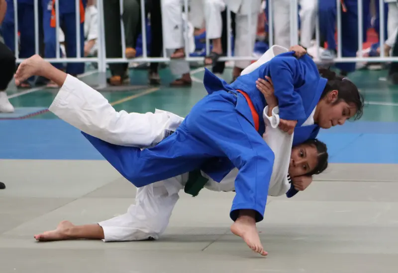 Un grupo de atletas de judo se prepara con determinación para competir por medallas en el próximo Clasificatorio Nacional.
