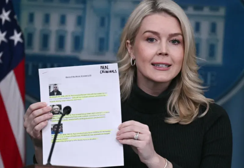 Karoline Leavitt, secretaria de prensa de la Casa Blanca, fotografiada en su rol como vocera sobre la postura de la administración presidencial.
