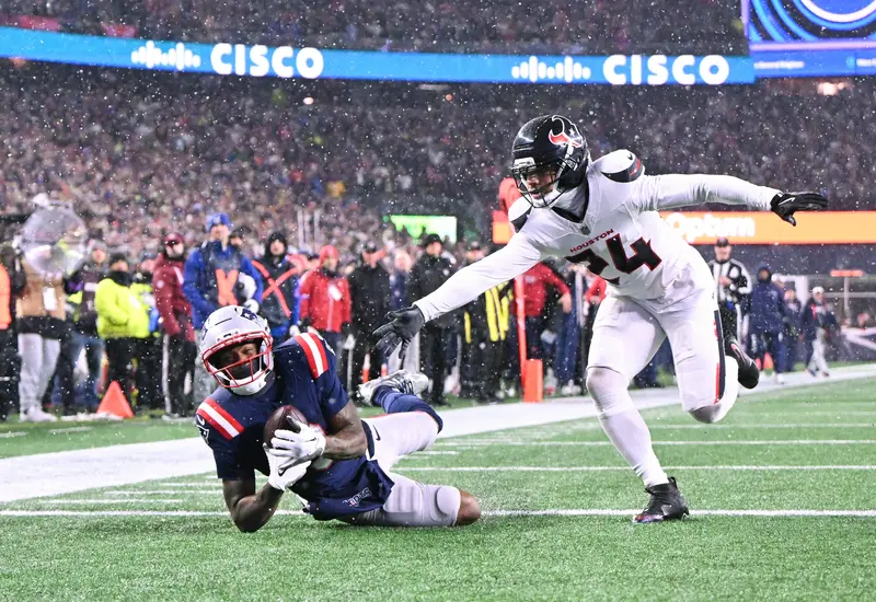 Kayshon Boutte, jugador de los Patriotas, realiza una espectacular atrapada a una mano de un pase en las diagonales contra los Texanos.