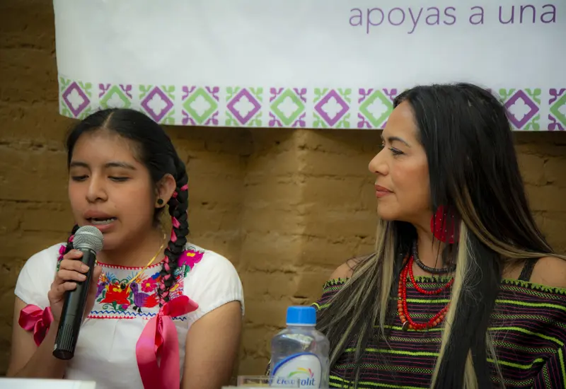 Lila Downs y el Fondo Guadalupe Musalem impulsan a jóvenes mujeres oaxaqueñas, quienes aprenden a confiar en su voz y defender sus derechos.