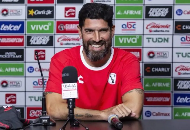 El futbolista Sebastián 'Loco' Abreu posa junto a la joven promesa mexicana, Gilberto Mora, a quien presume en Uruguay como un gran talento.
