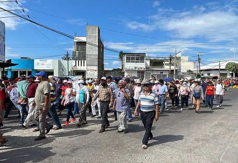 Maestros de la Sección 22 se movilizan en calles de Ixtepec para visibilizar los riesgos inherentes a la labor docente en la región.