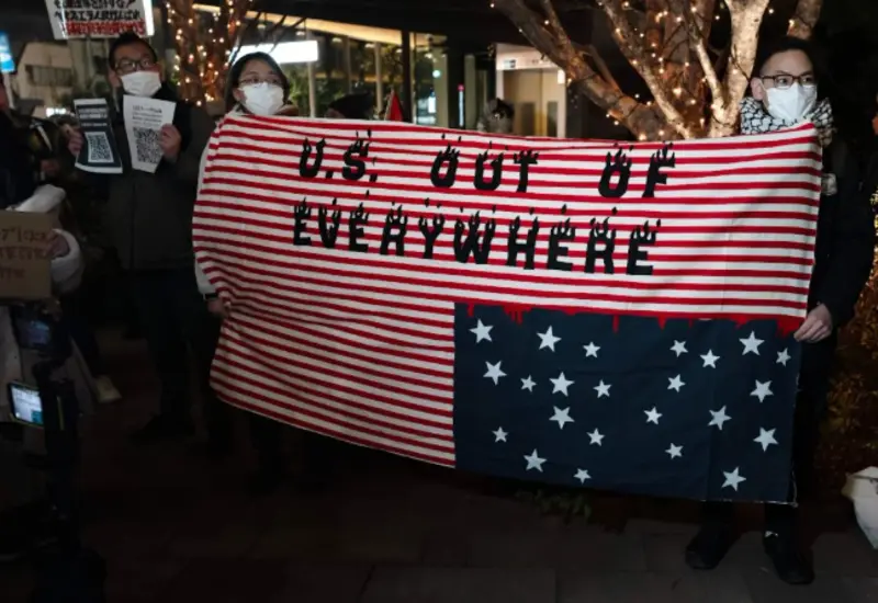 Un grupo de manifestantes se concentra frente a la embajada de Estados Unidos en Tokio, Japón, en una muestra de apoyo a Venezuela.