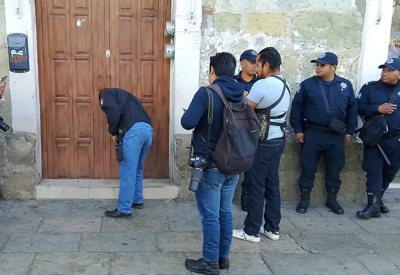 Una mano de utilería tirada en la banqueta de la calle de Las Casas, la cual provocó una fuerte movilización policiaca en el centro.