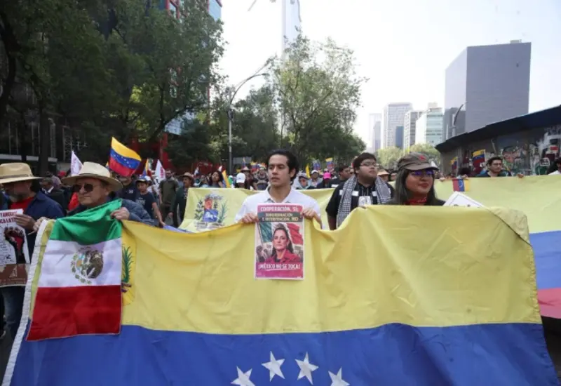Cientos de activistas, colectivos y sindicatos marchan por calles de la Ciudad de México hacia la SRE para exigir la liberación de Nicolás Maduro.