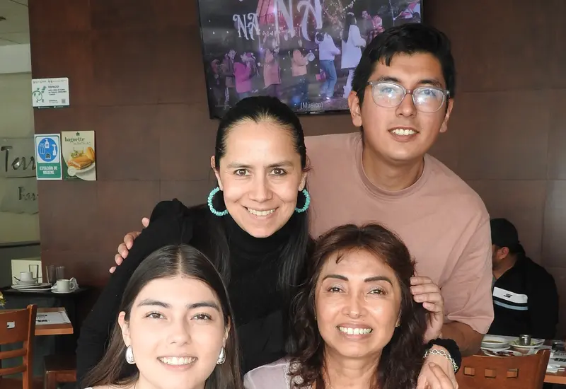 Mariana García Palacios, Víctor Domínguez, María Inés Domínguez Silva y Bety Silva posan juntos mientras disfrutan de un café en un encuentro social.