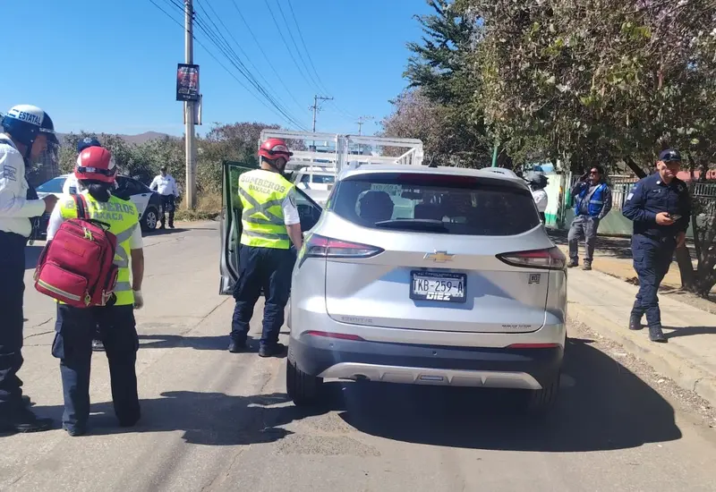 El vehículo del médico que murió tras sufrir un paro cardiaco mientras conducía para ver a un paciente en la comunidad de El Rosario.