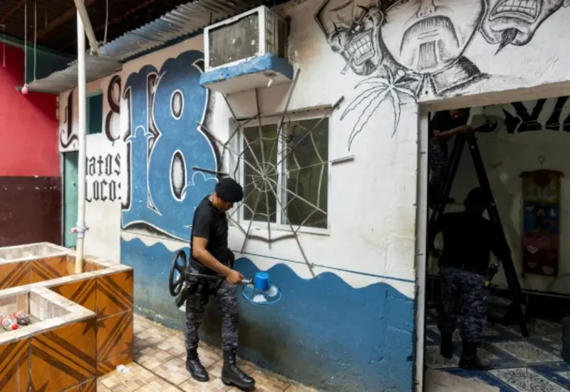 Reos de una prisión en Guatemala realizan un motín en protesta por el traslado de sus líderes a una cárcel de máxima seguridad.