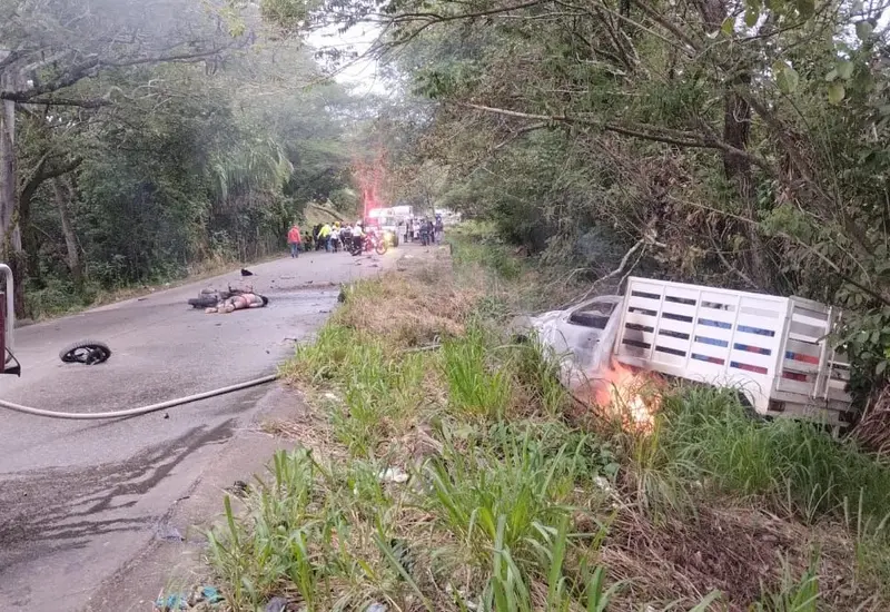 Una motocicleta en llamas después de chocar contra una camioneta en una calle de la ciudad de Tuxtepec, Oaxaca.