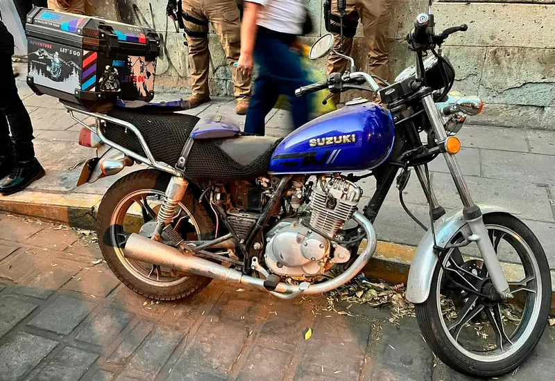 La motocicleta con reporte de robo que fue asegurada por las autoridades en la calle Guerrero, en el centro de la ciudad.