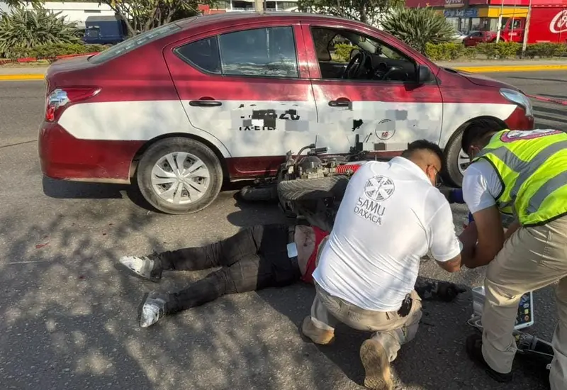 Escena del accidente donde un motociclista falleció tras ser atropellado en las riberas del río Atoyac, en San Jacinto Amilpas, Oaxaca.