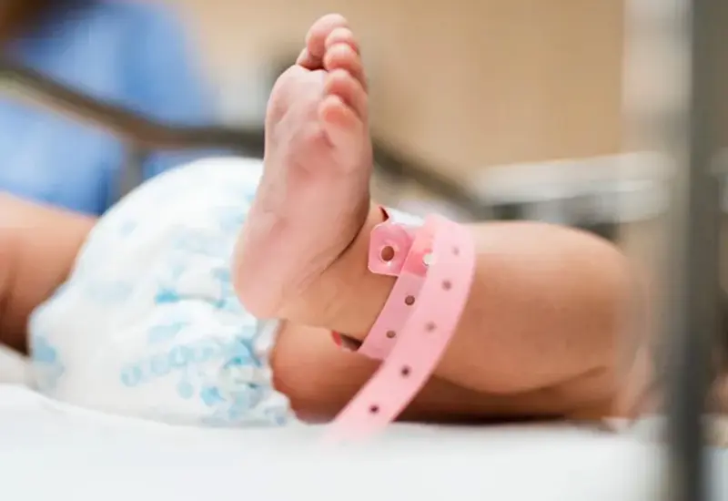Imagen que representa el caso de un bebé en Tlaxcala cuya salud se complicó fatalmente por sarampión al no estar vacunado.