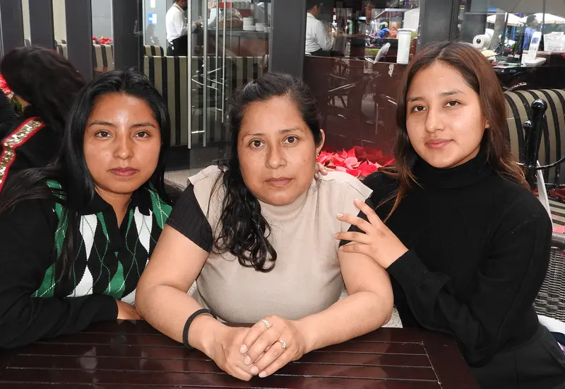 Myrsai, Myrna y Abril sonríen y posan para una fotografía durante un recorrido por los mejores lugares de la ciudad de Oaxaca.