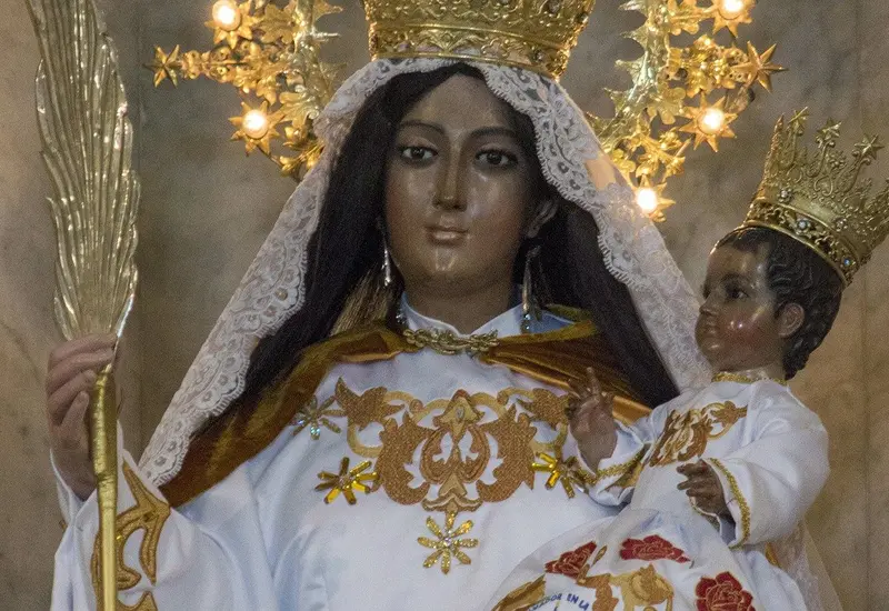 Imagen de la figura religiosa de Nuestra Señora Reina de la Paz, un importante símbolo de devoción para la comunidad católica.