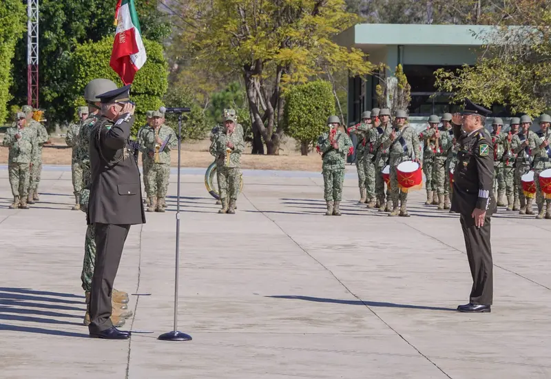 El nuevo comandante de la Octava Región Militar de Oaxaca durante la ceremonia oficial de cambio de mando en la zona.