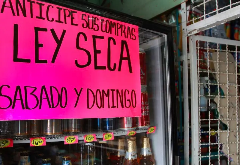 Una imagen ilustrativa sobre la aplicación de la ley seca en Oaxaca, la cual prohíbe la venta de alcohol durante el proceso electoral de revocación.