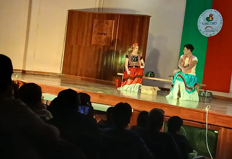 Escena de la obra de teatro 'Otro día de fiesta', una puesta en escena que promueve la prevención de adicciones entre jóvenes.