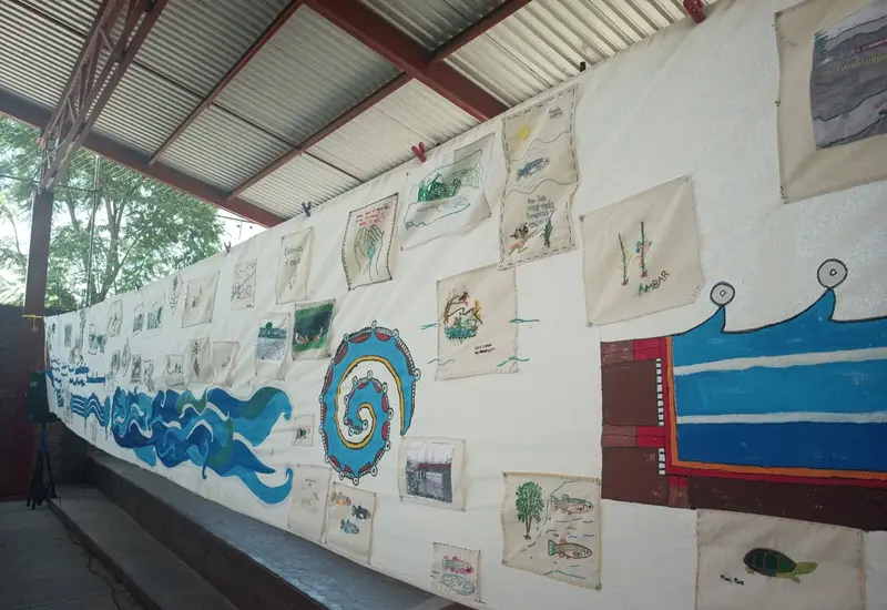 Miembros de un colectivo se organizan para buscar la recuperación de la pieza textil comunitaria robada 'Memorias del Río Atoyac'.