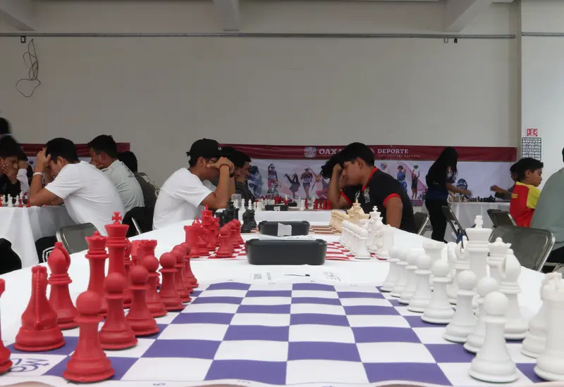 Jóvenes competidores se concentran durante el inicio de la Olimpiada Estatal de Ajedrez, un verdadero duelo de mentes en el deporte ciencia.