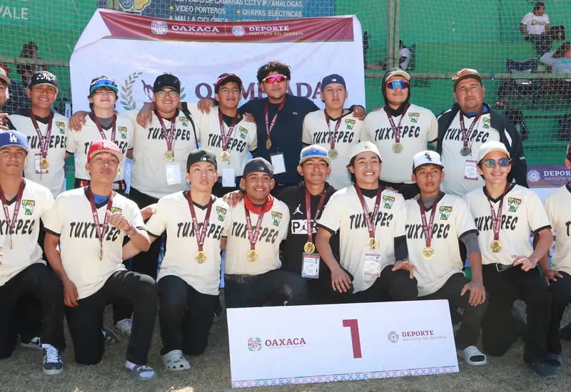 El equipo de Papaloapan celebra su victoria como campeón en la final de softbol varonil de 18 años durante la Olimpiada.