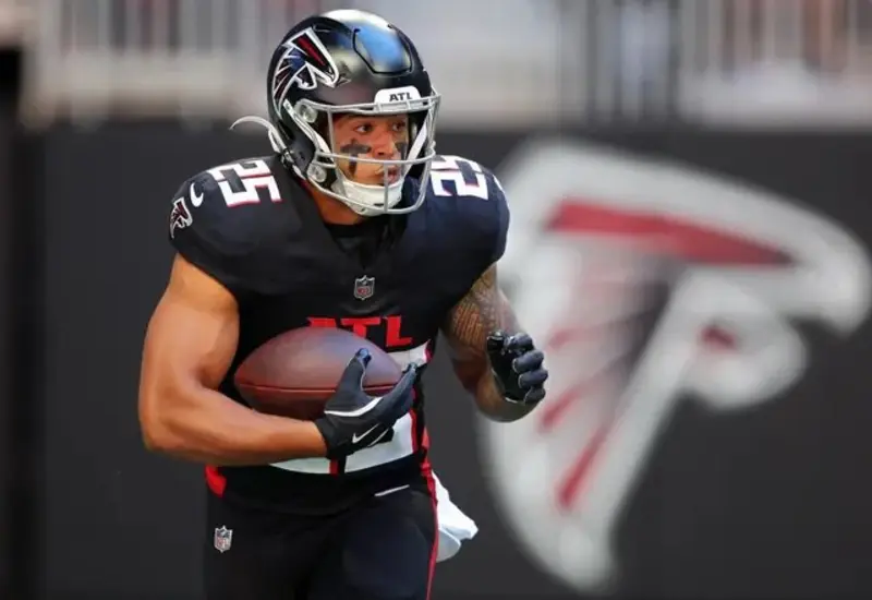 Jugadores de la NFL en plena acción durante un partido decisivo, donde la intensidad refleja que se juegan la vida en la cancha.