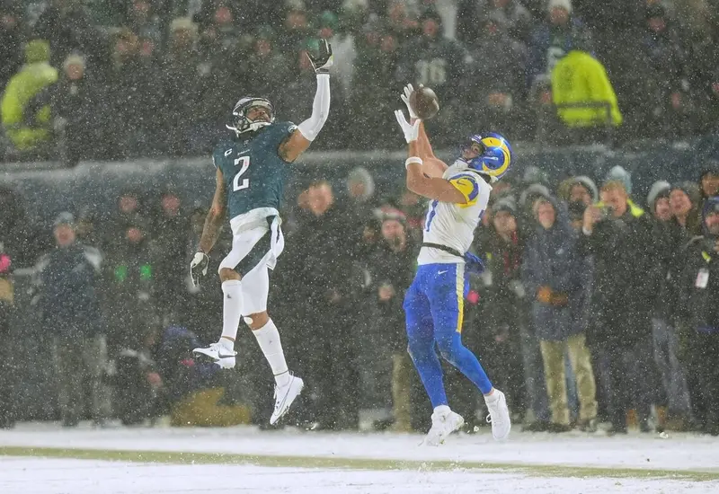 Una fuerte nevada cae sobre el estadio durante el esperado juego de playoffs de fútbol americano entre Carneros y Osos.