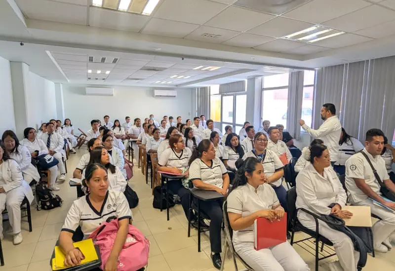 Setenta pasantes del sector salud se incorporan a unidades médicas para brindar atención en zonas prioritarias como parte de su servicio social.