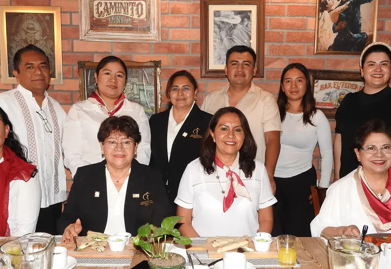 La presidenta Patricia García Bautista posa sonriente junto a un grupo de colaboradores y amigos durante una agradable reunión para disfrutar un café.