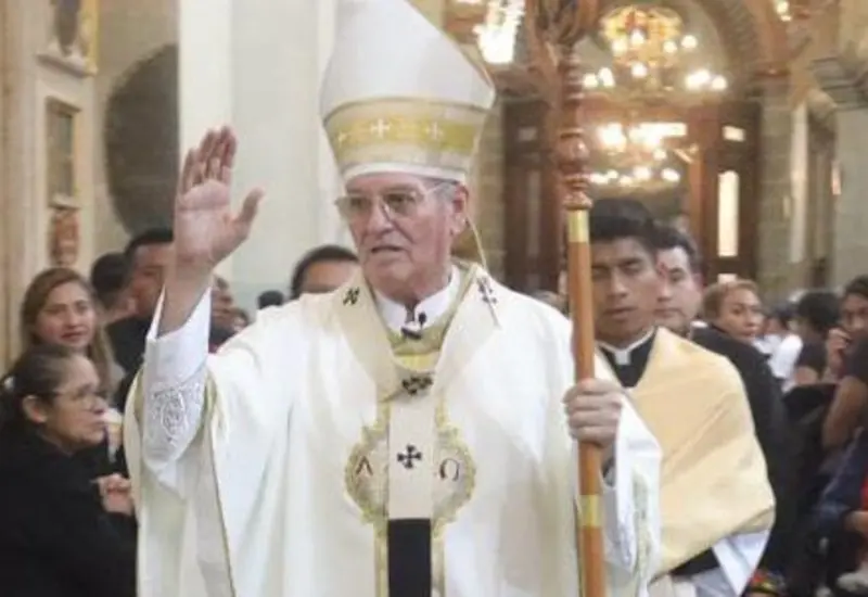 Pedro Vázquez Villalobos, arzobispo de Antequera Oaxaca, en un retrato formal relacionado a su mensaje sobre evitar que el consumismo apague la voz de Dios.