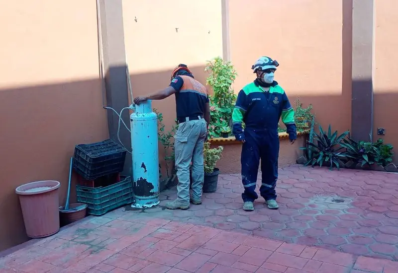 Un tanque de gas LP doméstico en visible mal estado, con óxido y abolladuras, que ejemplifica el riesgo y la necesidad de revisión.