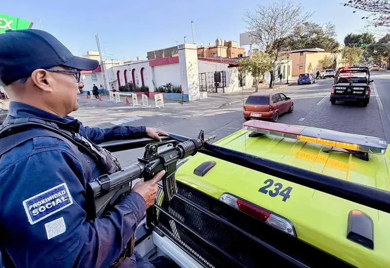 Agentes de la policía capitalina realizan un patrullaje de prevención y vigilancia en las calles, fortaleciendo la seguridad gracias a reportes ciudadanos.
