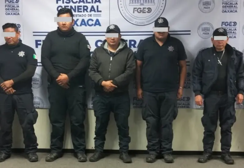 Policías municipales de Panixtlahuaca que son investigados como presuntos responsables del homicidio de un niño en la comunidad.